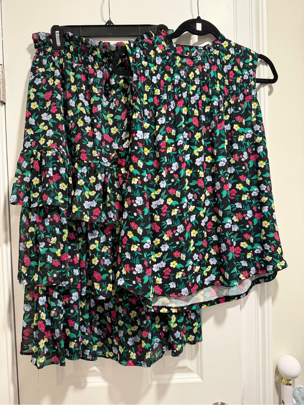 Ann Taylor Black Floral Sleeveless Smocked Neck Camisolea d skirt